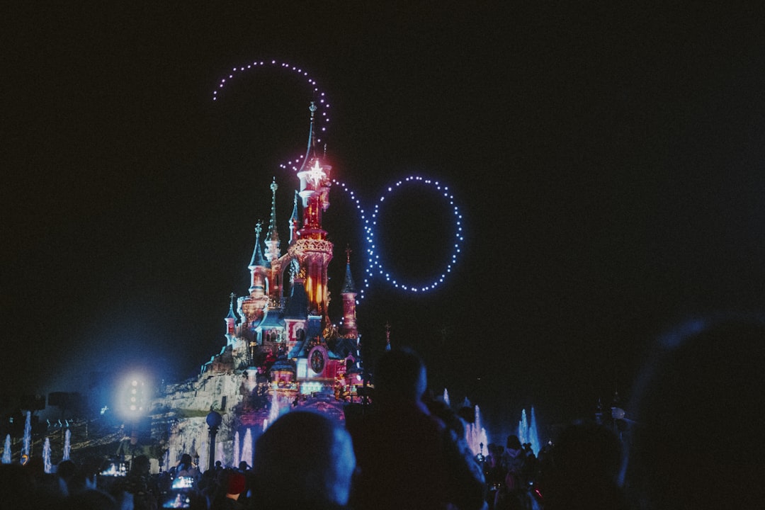 Disneyland Paris iluminado durante la temporada navideña