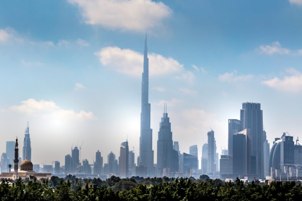 Skyline moderno de Dubái durante un viaje por Emiratos