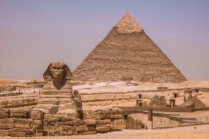 Pirámide de Egipto bajo el cielo azul