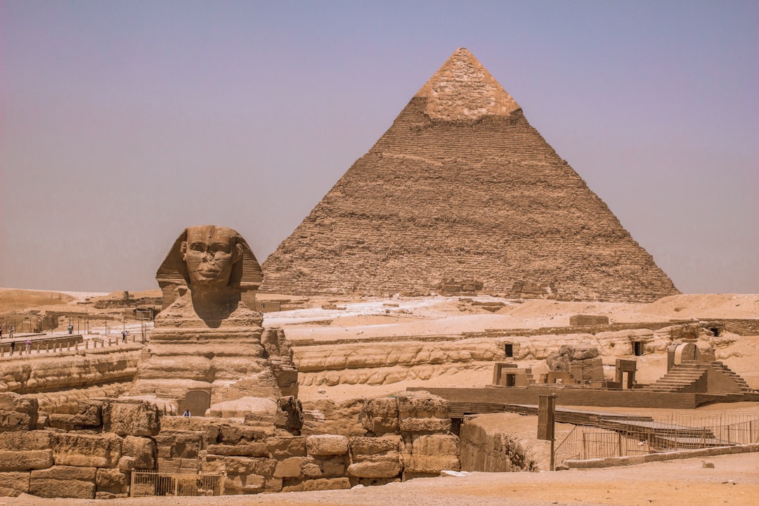 Pirámide de Egipto bajo el cielo azul