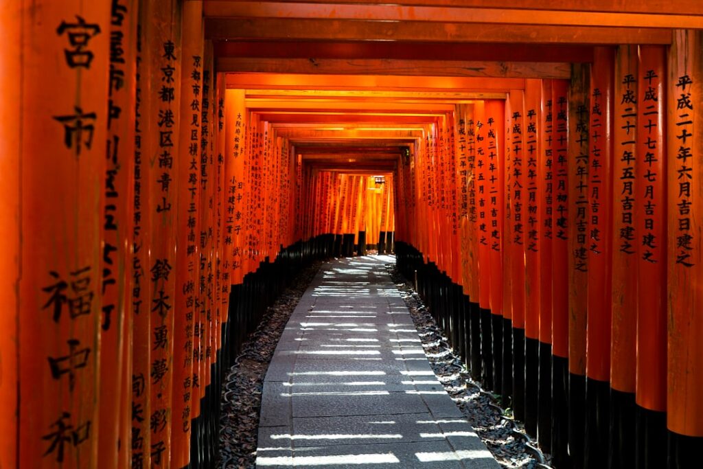 Camino de torii rojos en Fushimi Inari, Kioto