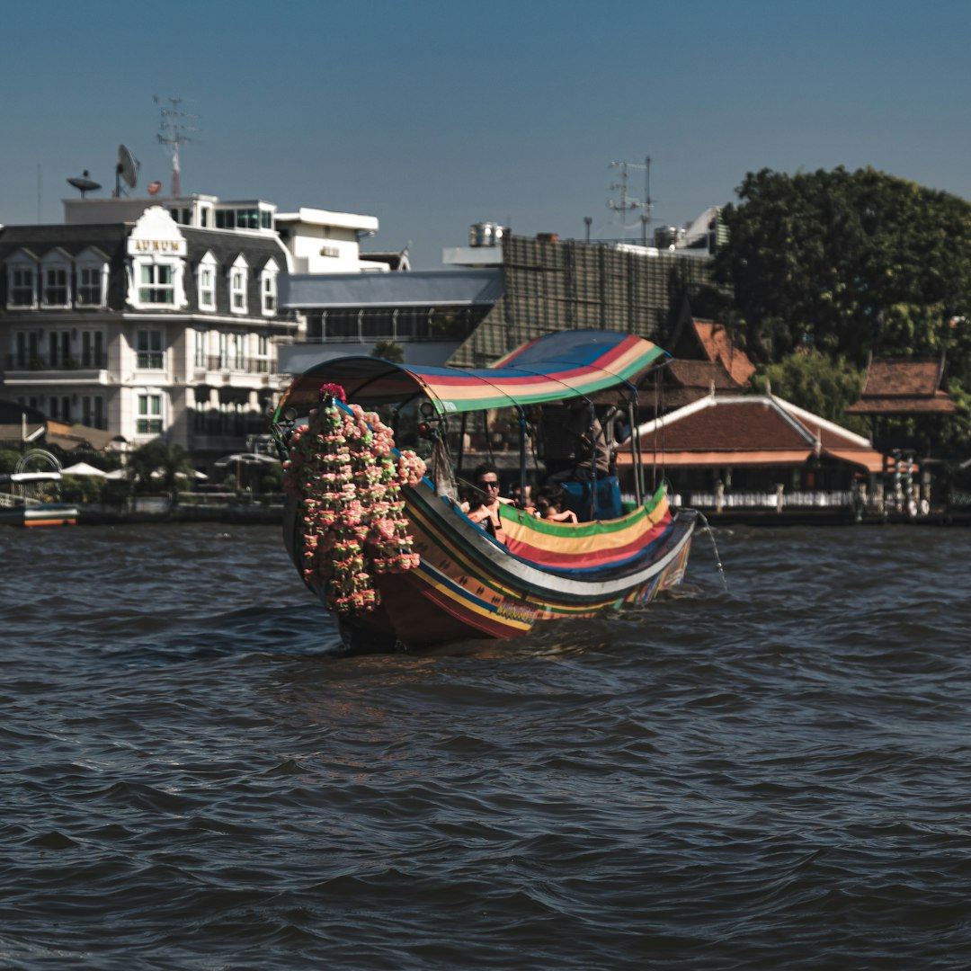 Barco navegando por un río de Bangkok