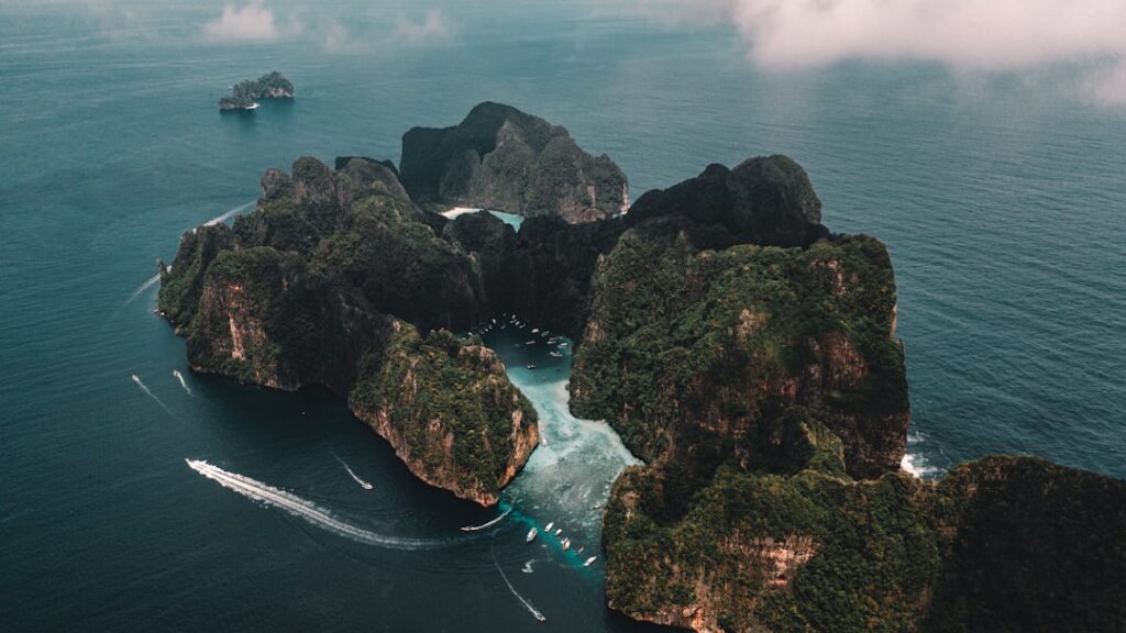 Vista aérea de las islas Phi Phi como posible etapa de una ruta por Tailandia