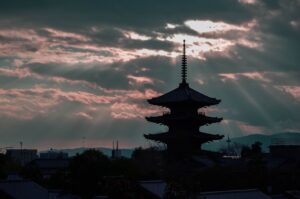 Templo de Kioto al anochecer en invierno