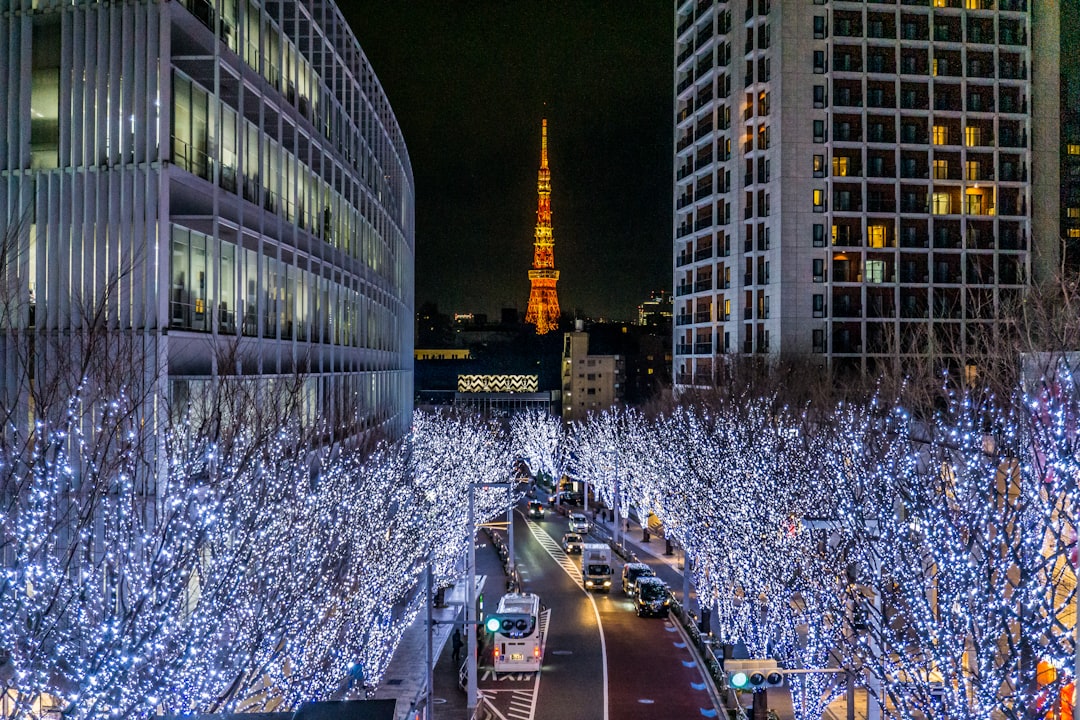 Tokio iluminado por la noche en invierno