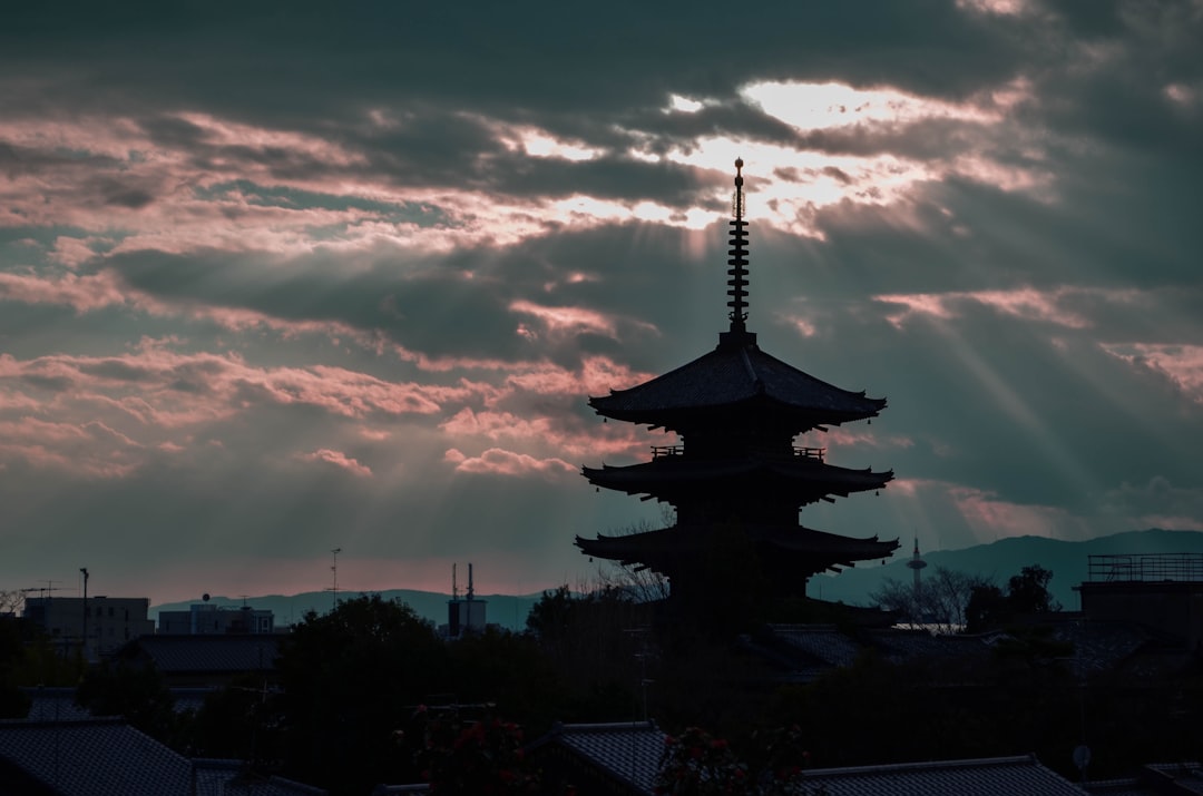 Templo de Kioto al anochecer en invierno