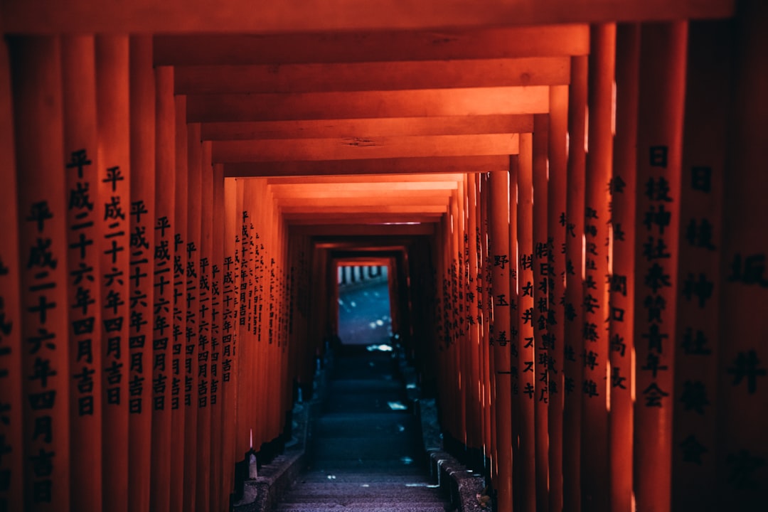 Torii y paisaje japonés en invierno