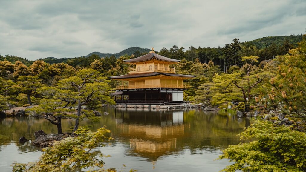 Templo japonés junto a un lago en temporada de lluvias