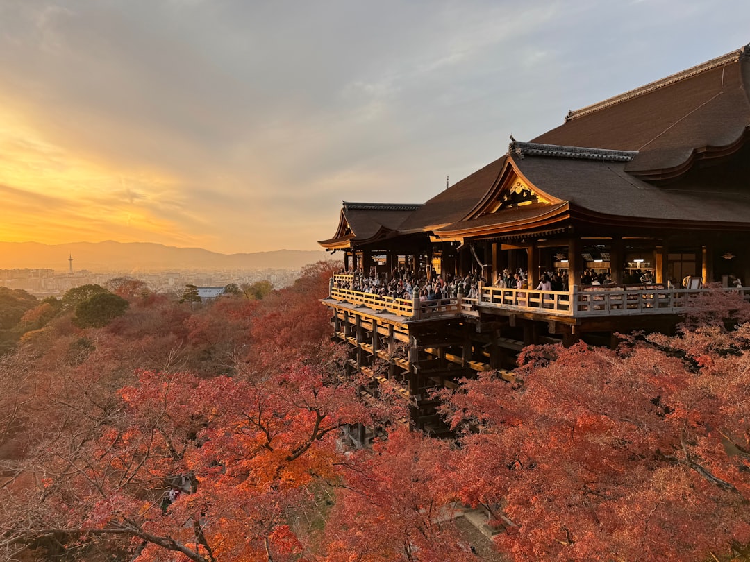 Templo japonés rodeado de vegetación en junio