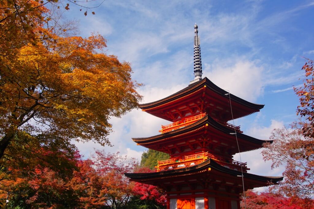 Pagoda japonesa rodeada de naturaleza al comienzo de la primavera