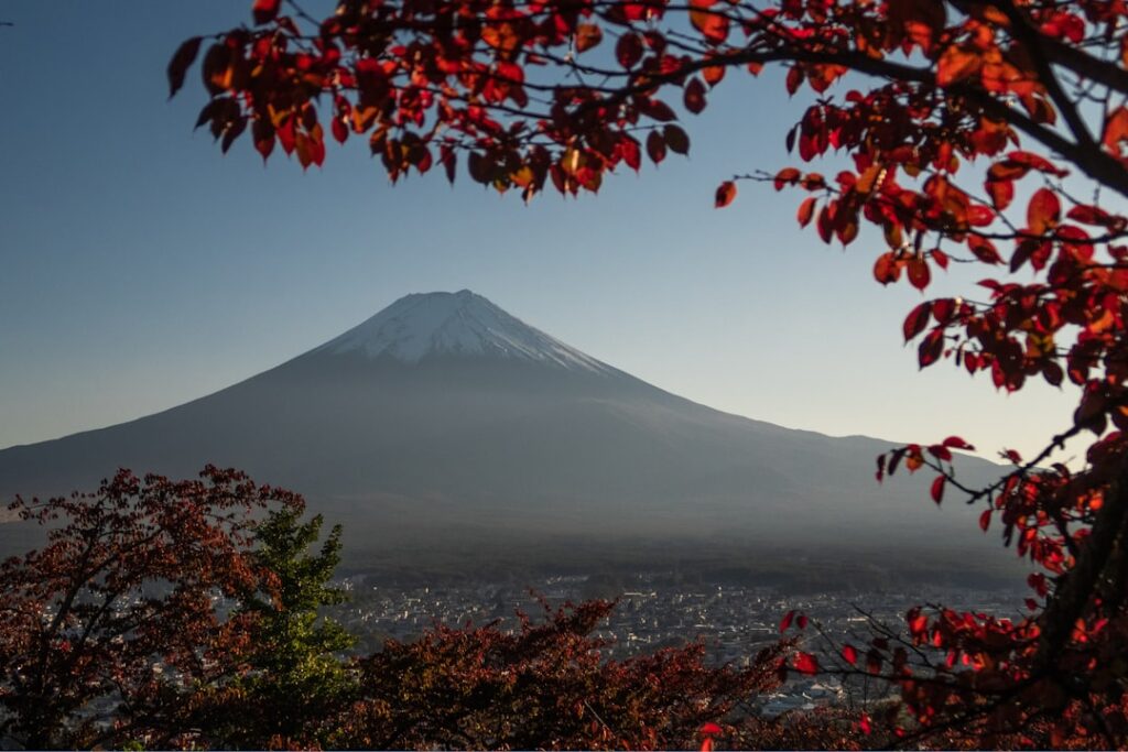 Monte Fuji y paisaje japonés a comienzos de otoño