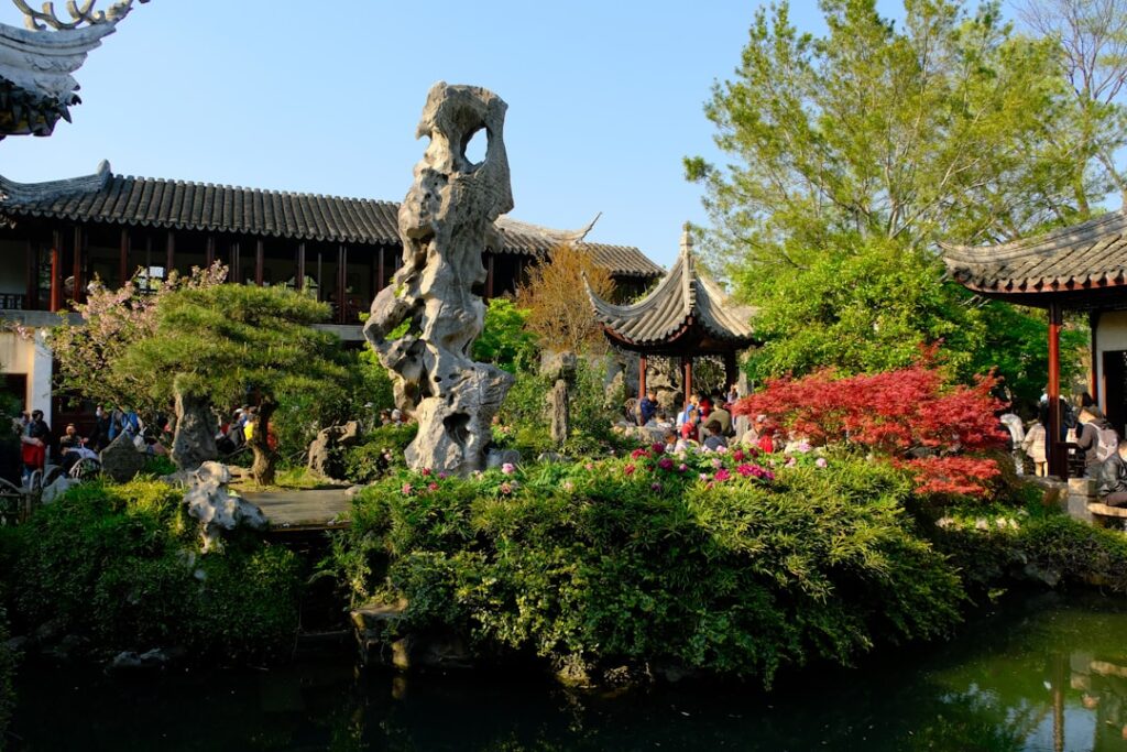 Jardín clásico con estanque y pabellones en Suzhou, China