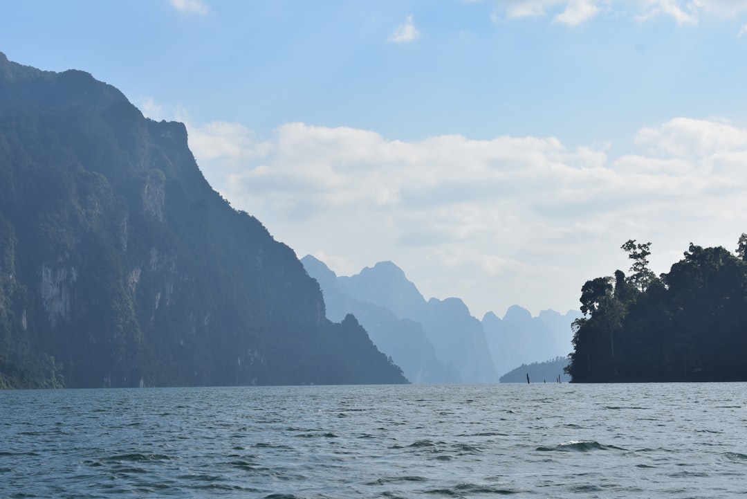 Lago Cheow Lan entre montañas de piedra caliza en Khao Sok, Tailandia