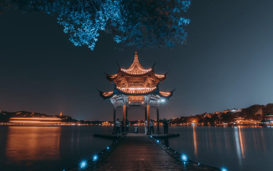 Pabellón junto al Lago del Oeste de Hangzhou en China