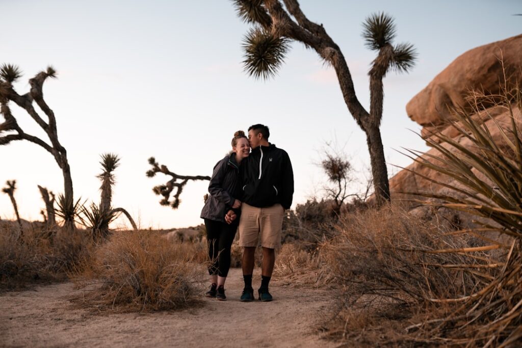 Pareja viajando por Joshua Tree durante una luna de miel en América