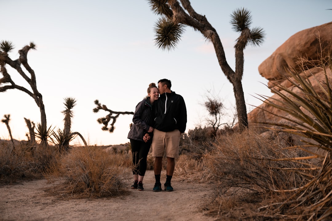 Pareja viajando por Joshua Tree durante una luna de miel en América