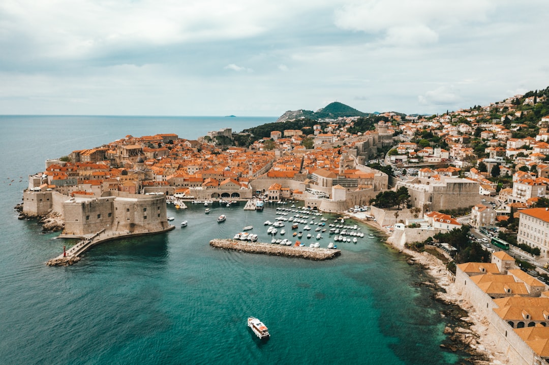 Dubrovnik junto al mar Adriático durante una luna de miel en Croacia