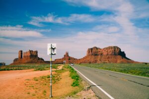Carretera hacia Monument Valley durante una luna de miel por Estados Unidos