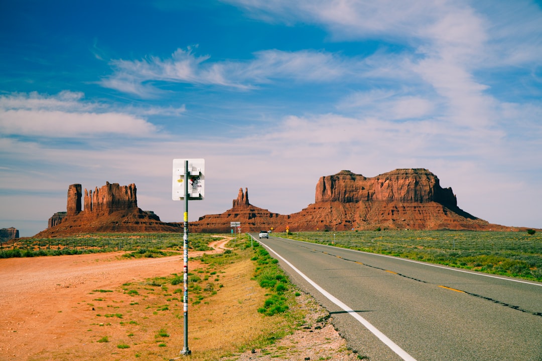 Carretera hacia Monument Valley durante una luna de miel por Estados Unidos