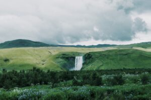 Paisaje con cascada durante una ruta de luna de miel por Islandia