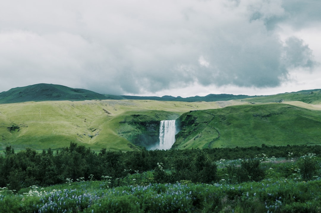 Paisaje con cascada durante una ruta de luna de miel por Islandia