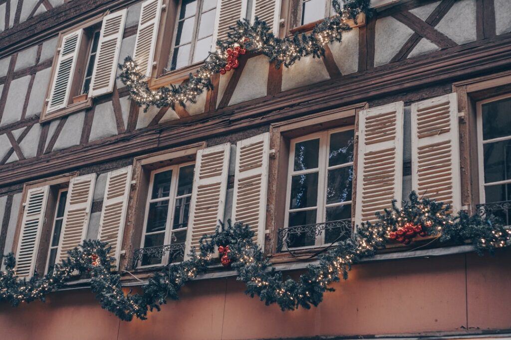Fachada decorada con luces de Navidad en Alsacia, Francia