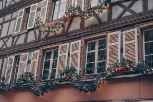 Fachada decorada con luces de Navidad en Alsacia, Francia