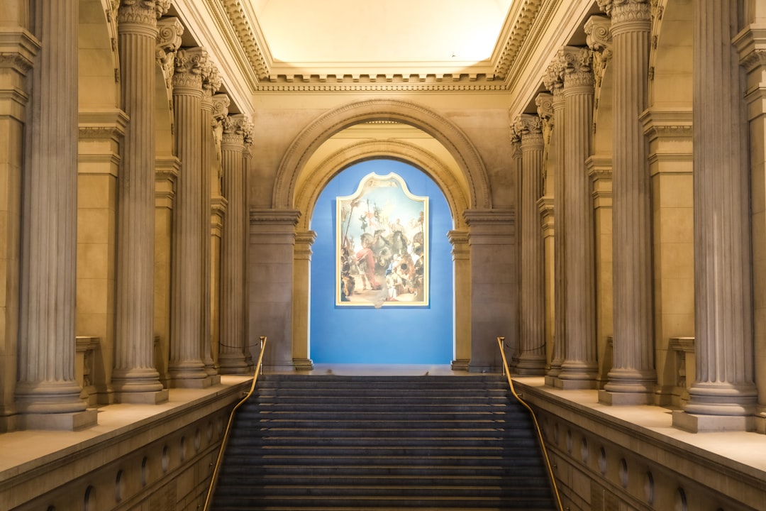Escalera e interior de un museo de arte en Nueva York
