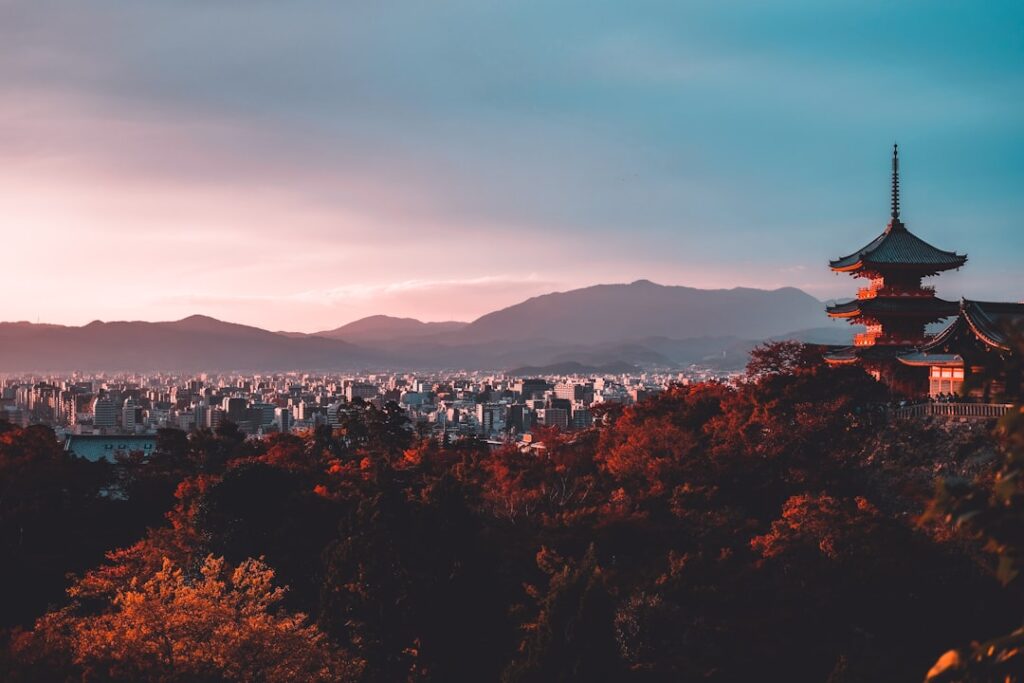Pagoda entre árboles en Nara, Japón