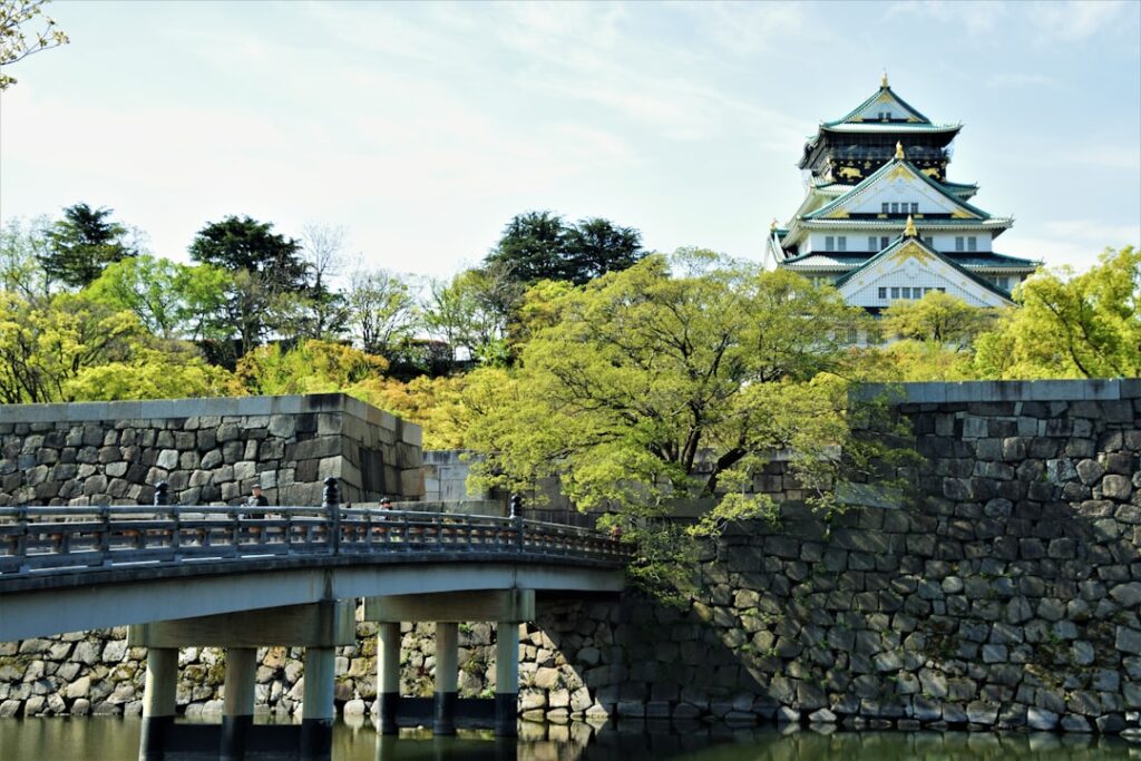 Castillo de Osaka rodeado de vegetación en Japón