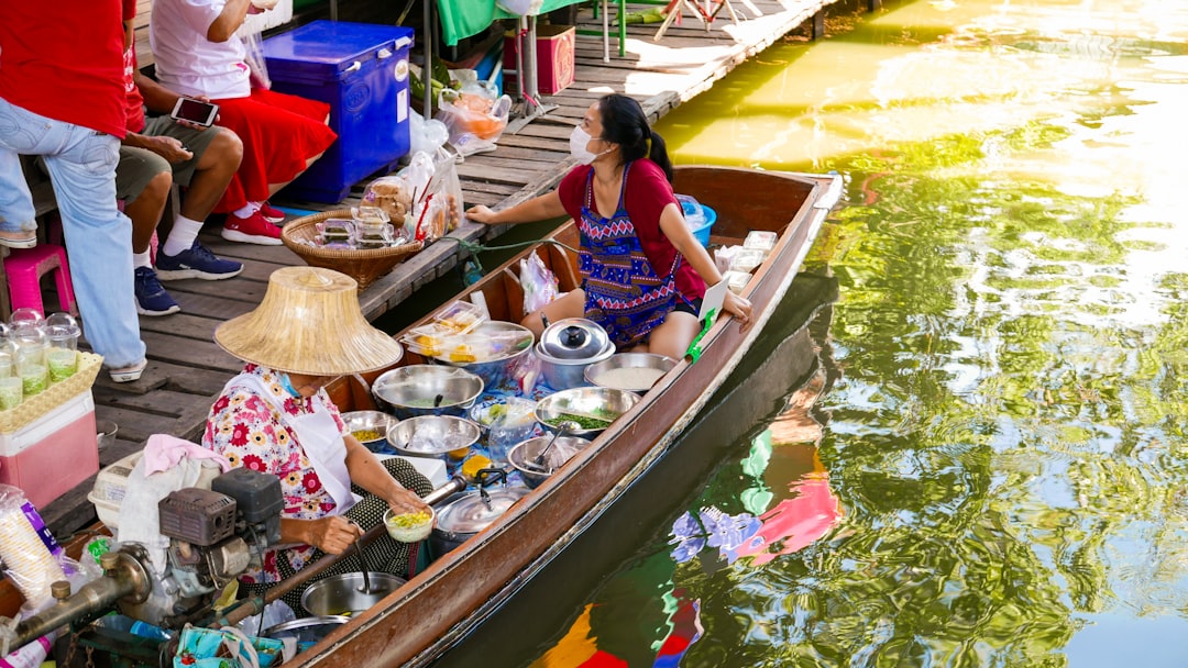 Familia viajando en barco durante un viaje por Tailandia
