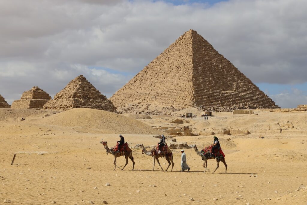 Camellos junto a las pirámides de Egipto, una de las experiencias familiares del viaje de Reyes Magos
