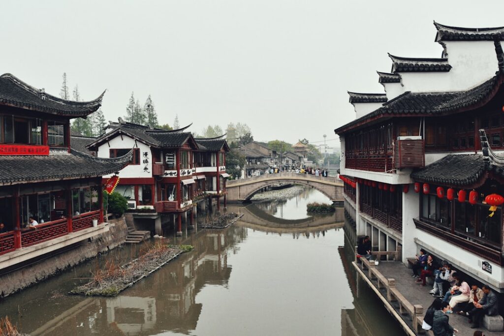 Río Huangpu y skyline de Shanghái en China