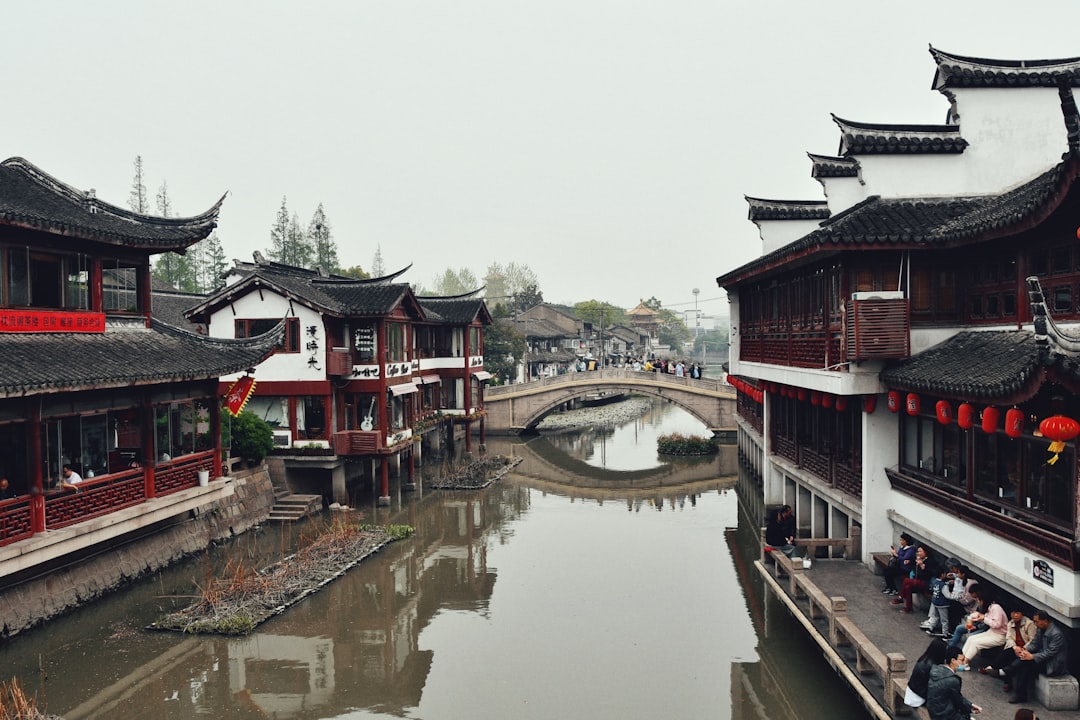 Río Huangpu y skyline de Shanghái en China