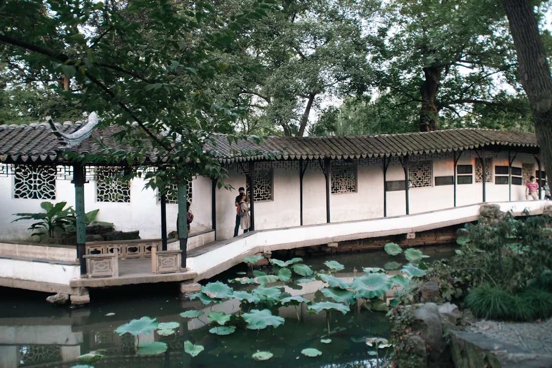 Jardín tradicional con estanque en Suzhou, China
