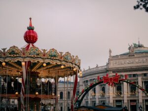 Mercado navideño iluminado en Europa durante el mes de diciembre
