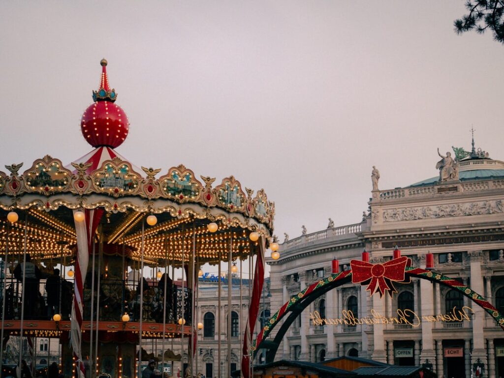 Mercadillo navideño iluminado en Europa durante el mes de diciembre