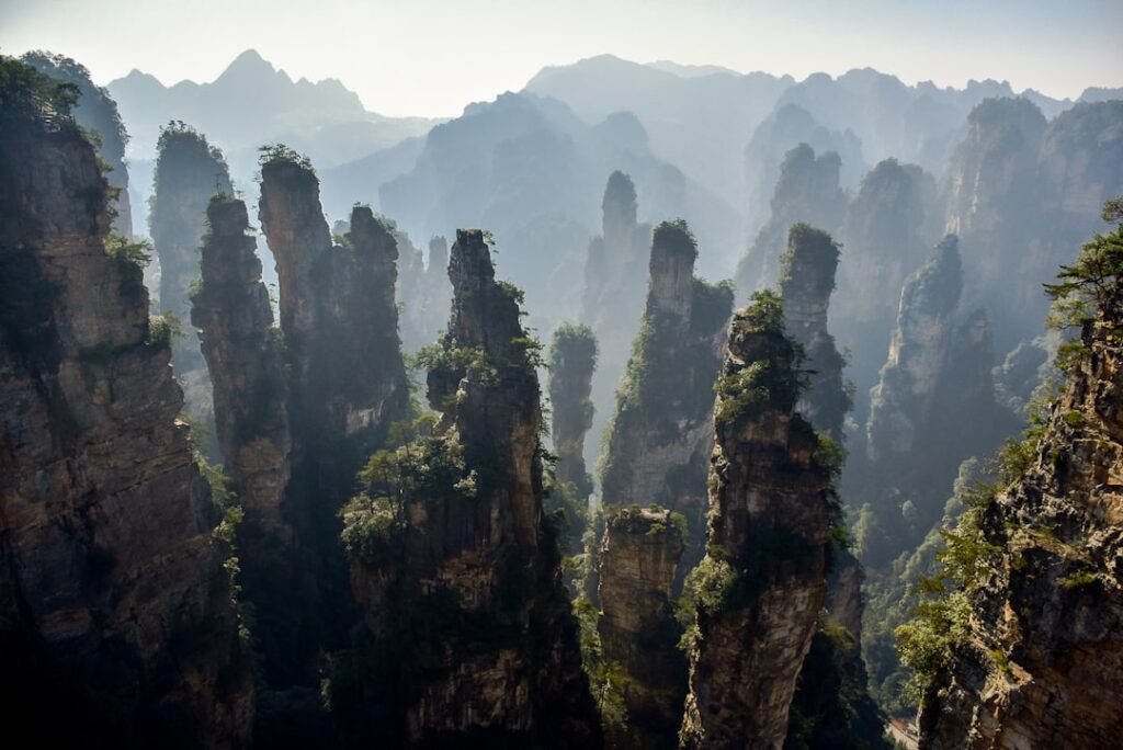 Pilares de arenisca de Zhangjiajie entre la niebla en China