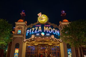 Parque temático iluminado de noche en Orlando