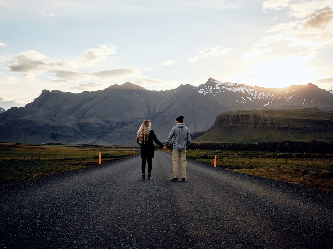 Pareja en una carretera de montaña durante un viaje