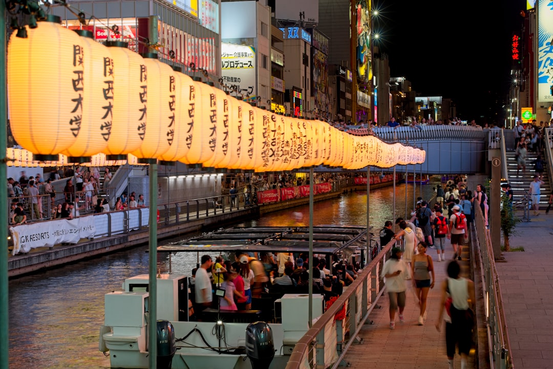 Osaka iluminada de noche