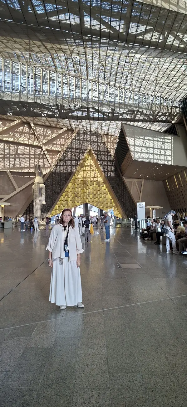 Irene Ávila en el gran vestíbulo del Gran Museo Egipcio de Guiza