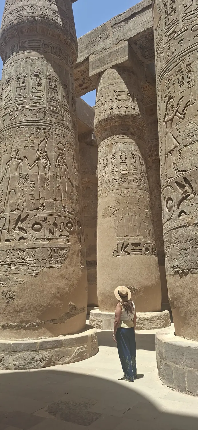 Irene Ávila entre las columnas de la sala hipóstila del templo de Karnak en Luxor